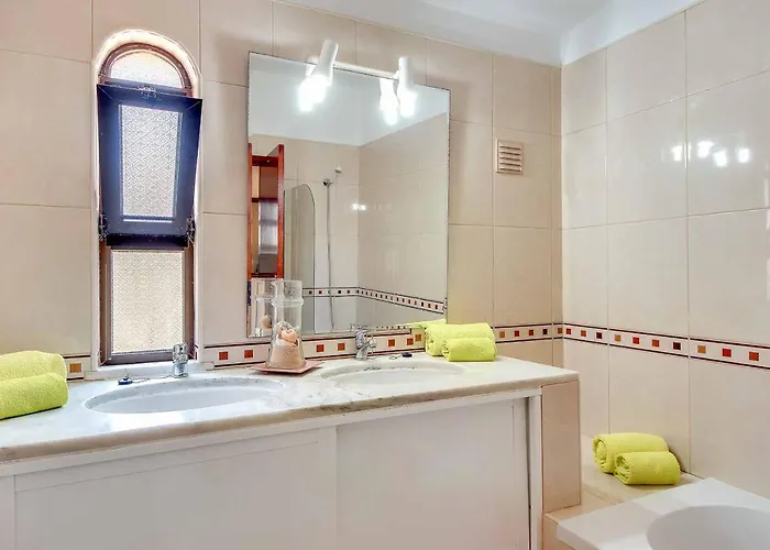 Villa à 4 Chambres à Coucher