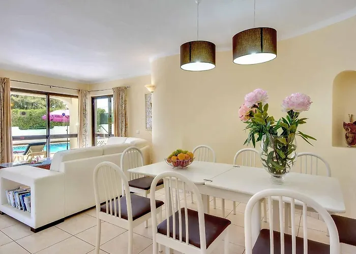 Villa à 4 Chambres à Coucher